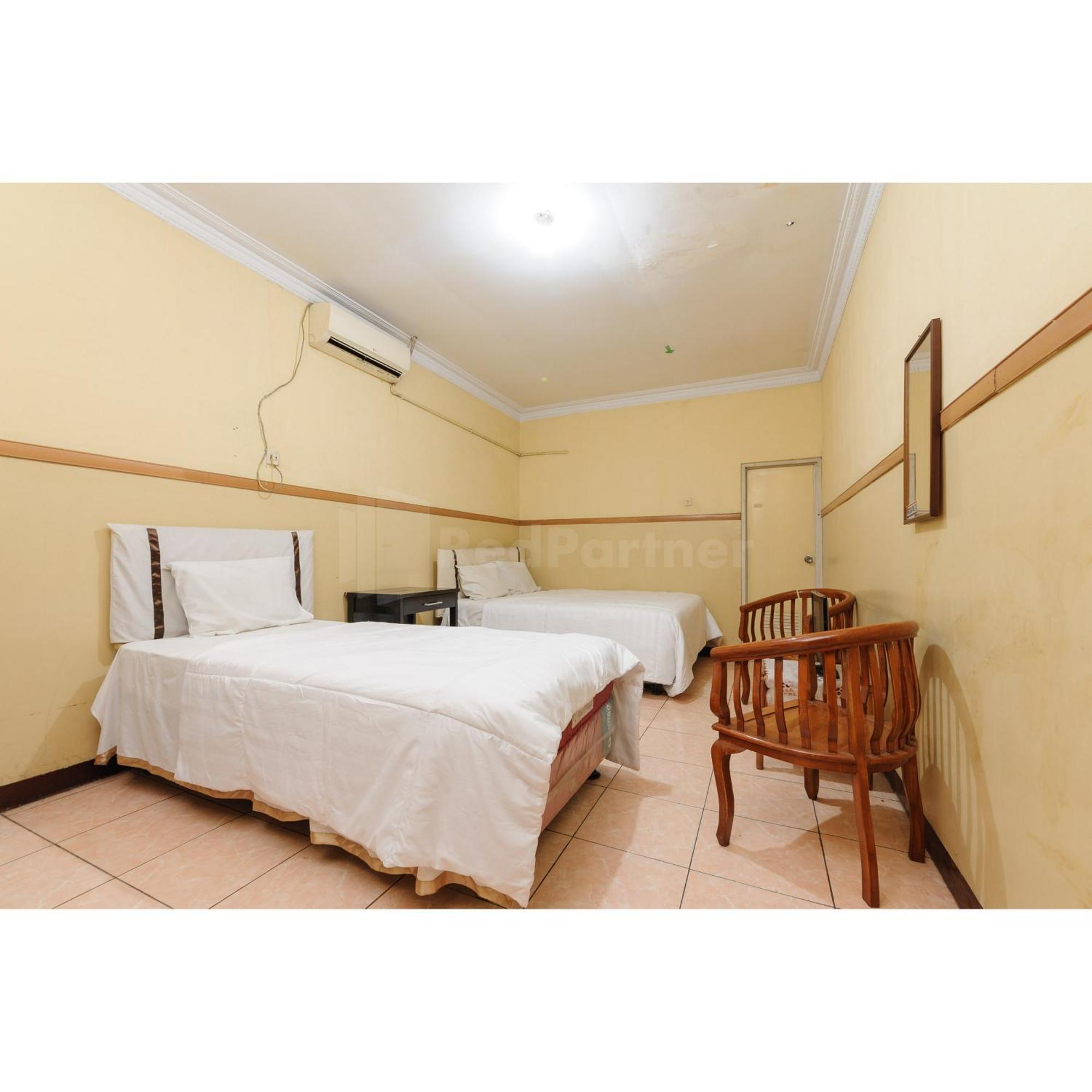 Hotel Al Hakim Syariah Redpartner Бекаси Экстерьер фото