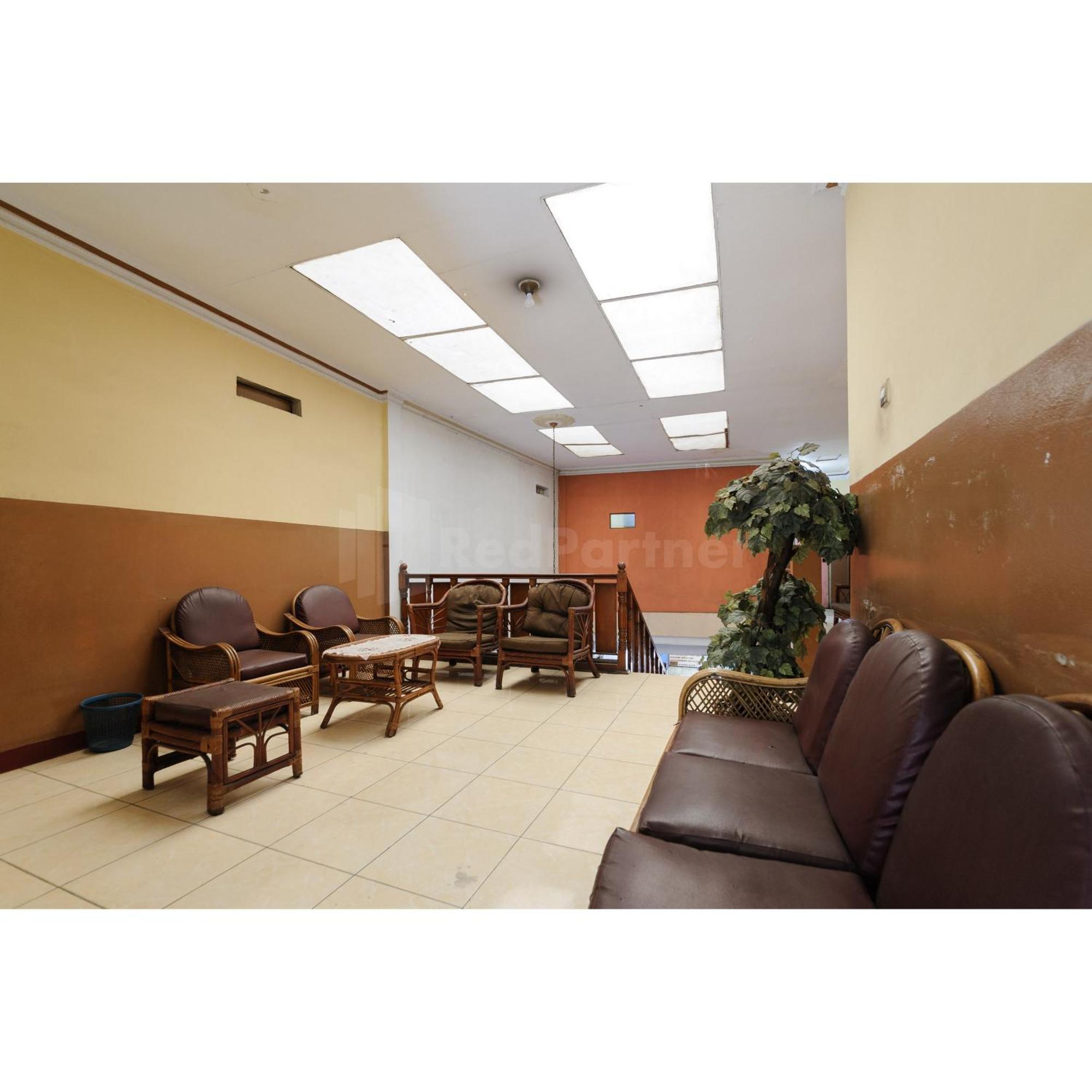 Hotel Al Hakim Syariah Redpartner Бекаси Экстерьер фото